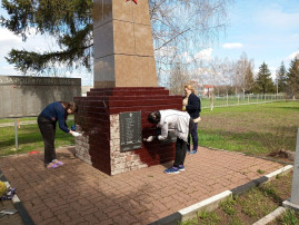 Уборка на братской могиле Уборка на братской могиле.